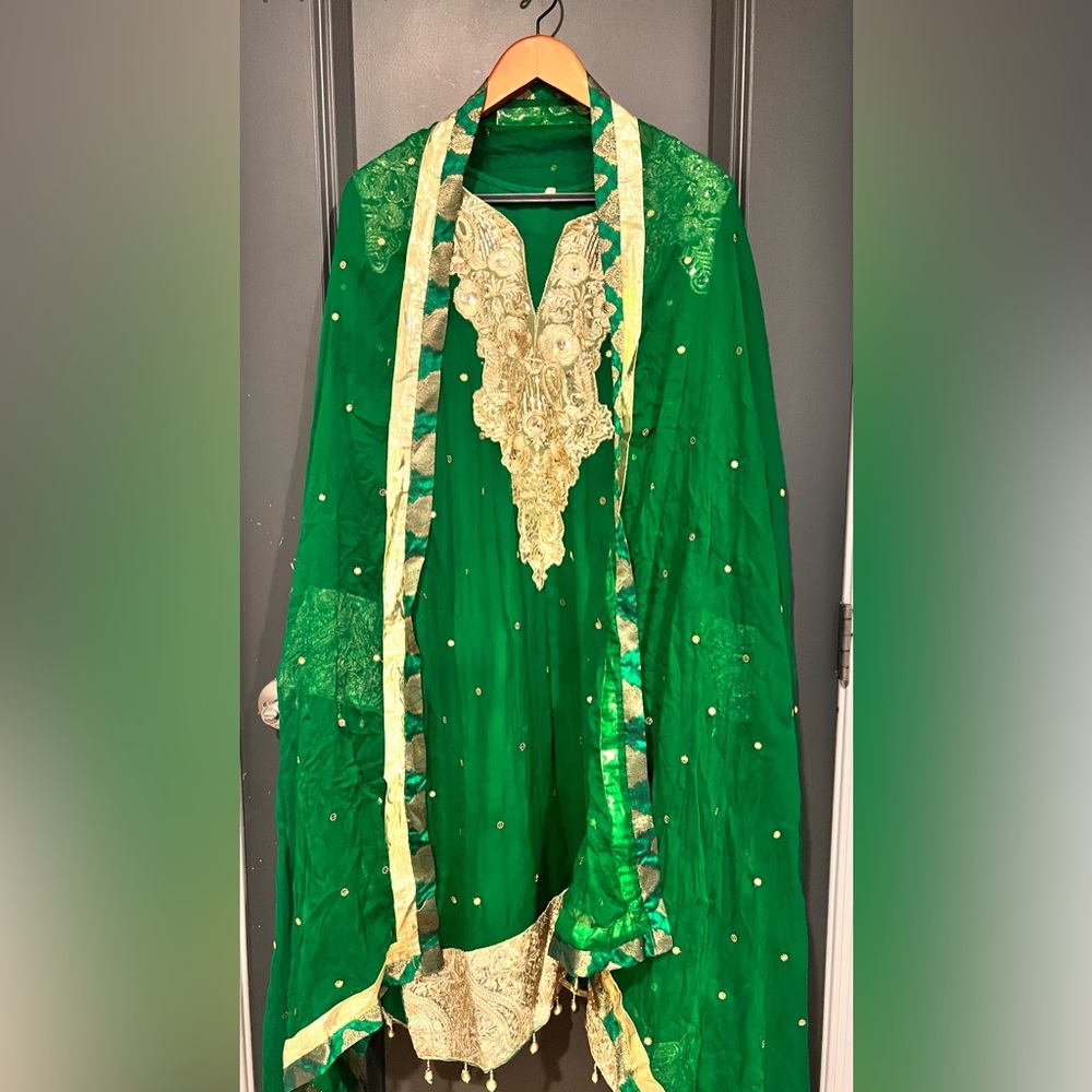 Pre-loved Exclusive Pakistani salwar kameez-